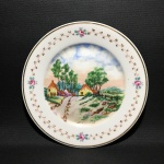 P.II RIO DE JANEIRO - Antigo prato de porcelana, decorado ao centro com cena rural e flores pintados à mão. Detalhes com realces dourados. Exemplar de coleção. Dimensões: 20 cm diâmetro.