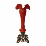 FRANCE -  Elegante solifleur , art nouveau em pasta de  vidro revestido de vermelho com base em metal fenestrada. Dimensões: 44 cm x 16 cm x 16 cm.