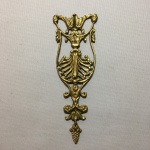 Delicado adorno em bronze decorado com folhas de acanto e detalhes vegetalistas. Dimensões;19 cm x 6 cm .