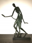 Antiga e bela escultura "FIgurativa" em bronze com pátina verde. Base em granito preto. Dimensões: 50 cm altura / Peso aproximado: 10 Kg.
