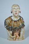 "RAQUEL FEFERBAUM - Escola nacional de belas artes Rio de Janeiro, Maternidade Grupo escultórico em cerâmica policromada, com adereços em madeira, Miçangas e metal dourado.Med: 24x13 cm."