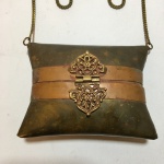 ÍNDIA - Antiga bolsa totalmente feita de cobre e metal dourado . Dimensôes:12 cm x 9 cm x 5 cm.