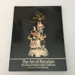 THE ART OF PORCELAIN - The Fela and Natan Celnik Collection / Haifa Museum of Music and Ethnology - Livro ricamente ilustrado com 100 páginas, textos em inglês e hebraico, impresso em Rahash Haifa - 1987. Dimensões: 26 cm x 20 cm.