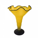 Belo e  grandioso vaso em pasta de vidro satinado na cor amarelo canário. Base circular e borda ondulada na cor azul royal. Exemplar natigo e de coleção. Dimensões: 36 cm x 25 cm.