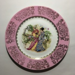 GEB - Prato porcelana com faixa rosa e cena oriental ao centro. Dimensões: 26 cm