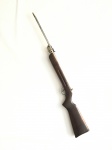 Arma de chumbinho 4,5 mm em madeira e metal. Funcionando. Sinais de uso. Dimensões: 100 cm / 2,8 kg.