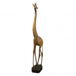 Girafa esculpida em bloco de madeira. Presença de fissuras natural da madeira. Dimensões: 1 metro aproximadamente.