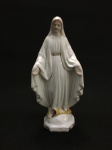 Antiga e delicada santa em porcelana esmaltada. Dimensões: 18 cm.