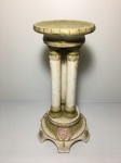 Antiga coluna em porcelana policromada, decorada com detalhes pintados à mão. Dimensões: 26 cm.