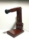 Luminária de mesa em madeira com partes articuladas. Dimensões: 53 cm.