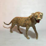 Belo leopardo emborrachado em posição de ataque. Exemplar com ricos detalhes. Pequenos sinais de desgastes. Dimensões: 21 cm x 45 cm x 9 cm.