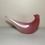 Escultura de Murano no formato de ave em pasta de vidro em tons de rosa. Dimensões: 16 cm x 25 cm x 7 cm / 1,7 kg.