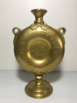 Antigo artefato em bronze decorado com arabescos incrustados e belos acabamentos. Dimensões: 25 cm