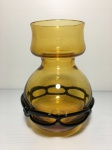 Vaso em vidro na cor amarelo, decorado com detalhes pretos. Dimensões: 16 cm.