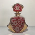 Antigo frasco de vidro com tampa, anos 40, decorado com flores e detalhes pintados à ouro. Sinais de desgastes. Dimensões: 18 cm x 14 x 6 cm.
