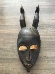 ARTE AFRICANA - Belíssima máscara Africana em madeira talhada e policromada. Exemplar parte de coleção. Dimensões: 45 cm x 16 cm x 11 cm.