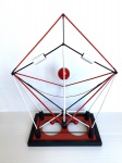 Escultura abstrata feita de madeira com detalhes nas cores branco, vermelho e preto com belos acabamentos. Obra única, assinado HDG no fundo. Dimensões: 55 cm x 37 cm x 27 cm.
