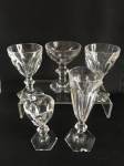 BACCARAT - Parte de coleção com cinco taças de cristal , com selo gravado no fundo. Base dos exemplares com bicado conforme fotos. Dimensões: 17,5 cm (maior taça).