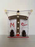 M C . Marcelo Conceição - artista popular atuante no Rio de Janeiro. (Niterói 1966). Escultura nas dimensões 31 cm x 31 cm x 8 cm. Morador de rua por 11anos, catador de materiais abandonados pela cidade que descobriu nesses descartes o material para criação de suas magníficas esculturas. Grande artista , maravilhoso ser humano. Marcelo é a grande revelação da arte popular no Rio Janeiro.