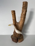 Escultura de ave sob galho de árvore. Dimensões: 38 cm altura.