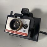 POLAROID - Antiga máquina fotográfica, modelo Colorpack 200 Land. Acompanha caixa original. Dimensões: 14 cm x 15 cm x 17 cm.