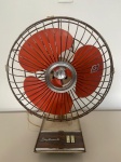 FAET - Antigo ventilador de ferro, modelo Diplomata, funcionando, com sinais de desgastes.