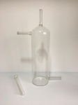 Frasco e tubo de ensaio de laboratório em vidro. Dimensões: 30 cm (maior peça).