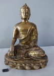 Escultura de bronze representando Buda em gesto de MUDRA-BHUMISPARSA - O Gesto da Iluminação. Este gesto representa o momento do despertar do Buda e como ele alega a terra como o testemunho de sua iluminação. Esculturas com est Medidas: 25,5 x 18cm.
