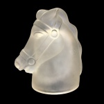 Bela estatueta cabeça de cavalo em vidro satinado com belos detalhes.Parte detrás de uma orelha com pequeno bicado. Dimensões: 11 cm x 10 cm x 7 cm.