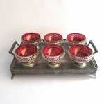 Antigo Conjunto de sobremesa, estilo Barroco,  com seis taças em vidro  na cor rosa com estrutura em metal cinzelado e bandeja retangular. Dimensões: Taças 7 cm x 11 cm e bandeja 28 cm x 41 cm.