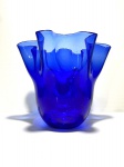 Vaso de vidro na cor azul com borda ondulada. Dimensões: 22 cm altura.
