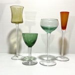 Lote com quatro pequenas taças de vidro. Dimensões: 18 cm (maior peça).