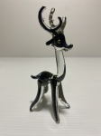 Miniatura de rena de vidro com detalhes revestidos de prata 925. Dimensões: 12 cm.