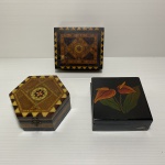 Lote com três caixas de madeira. Presença de desgastes. Dimensões: 4 cm x 10 cm x 12 cm (maior caixa).