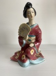 Estatueta de Gueixa em porcelana esmaltada. com belos detalhes. DImensões: 24 cm altura.