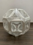 Luminária de teto de metal vazado na cor branco. Acompanha fiação e canopla. Dimensões: 33 cm x 33 cm x 33 cm.