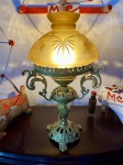 Antigo abajur de bronze revetido de dourado com cúpula de vidro satinado. Dimensões: 35 cm.