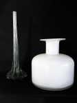 Lote com dois vasos decorativos de vidro. Dimensões: 22 cm (maior peça).