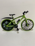 Miniatura de bicicleta na cor verde e preto com ricos detalhes. Peças feitas de metal, borracha e plástico. Dimensões: 19 cm comprimento.