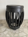 Banco de madeira fenestrado "Garden Seat Pequim". Falta um pé. Dimensões: 50 cm x 40 cm aproximadamente.