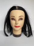 Cabeça de treino para penteado e maquiagem. Material emborrachado. Pequenos sinais de desgastes. Dimensões: