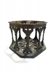 Antiga cesta de bronze com galerias e detalhes incrustados. Dimensões: 10 cm x 13 cm x 13 cm.