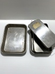 Estojo e bandeja em aço inox para instrumentos cirúrgicos. Presença de desgastes. Dimensões: 32 cm x 24 cm x 4 cm (medida da bandeja)