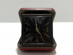 O Relógio de Bolso Dobrável Alemão Europa 2 Jewels é um charmoso item colecionável que exibe o fino artesanato alemão e o design atemporal. Com uma caixa dobrável compacta, este elegante relógio foi projetado para ser portátil e confiável, tornando-se um companheiro de viagem popular em sua época. Com um movimento de 2 Jewels, oferece precisão e durabilidade. Uma peça procurada por colecionadores de relógios vintage, ele adiciona um toque de sofisticação retrô e significado histórico a qualquer coleção ou decoração. Mecanismo funcionando e parando após alguns segundos. Necessitando de manutenção. Dimensões: 8 cm x 8 cm x 9 cm.