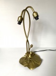 Antiga luminária de mesa de metal, revestido de dourado, decorada com folhagens. Modelo para duas lâmpadas. Fiação original. Dimensões: 40 cm altura.