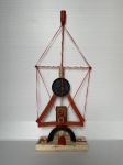 MC - Marcelo Conceição - Artista popular atuante no Rio de Janeiro. Nascido em Niterói, em 1966. Escultura com dimensões de 55 cm x 24 cm x 7 cm. Marcelo viveu em situação de rua por 11 anos. Durante esse período, passou a coletar materiais descartados pela cidade e, a partir desses achados, encontrou a matéria-prima para desenvolver suas esculturas singulares e intrigantes. Seu trabalho transforma o abandono em arte, revelando beleza onde antes havia apenas descarte.