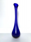 Vaso feito de pasta de vidro na cor azul. Dimensões: 39 cm x 10 cm.