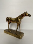 Estatueta de cavalo feito de resina revestido de dourado. Dimensões: 20 cm x 25 cm x 10 cm.