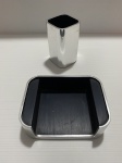 Conjunto com porta-canetas e porta-bloco de anotações feito de metal niquelado. Sinais de uso. Dimensões: 11,5 cm. (maior peça).