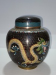 Antigo potiche CLOISONNÉ de cobre esmaltado, decorado com figura de dragão sobre fundo preto. Pequena mossa na região inferior.  Dimensões: 14 cm x 12 cm.